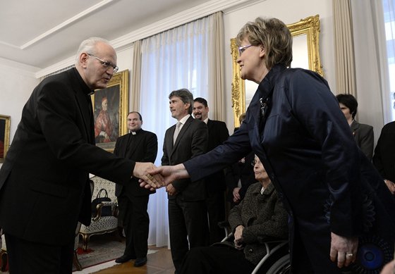 Erdő Péter pápai kitüntetést ad át Siklósi Beatrixnak 